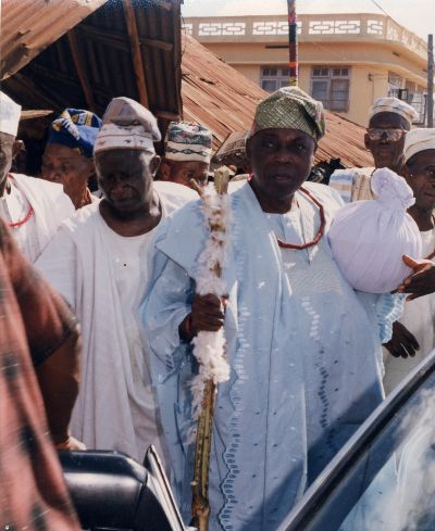 Oba-Ala Ogedengbe III with staff of office & calabash of honey on inception to his forefathers throne in Ilesha in May 2000 - (www.ogedengbe.com)